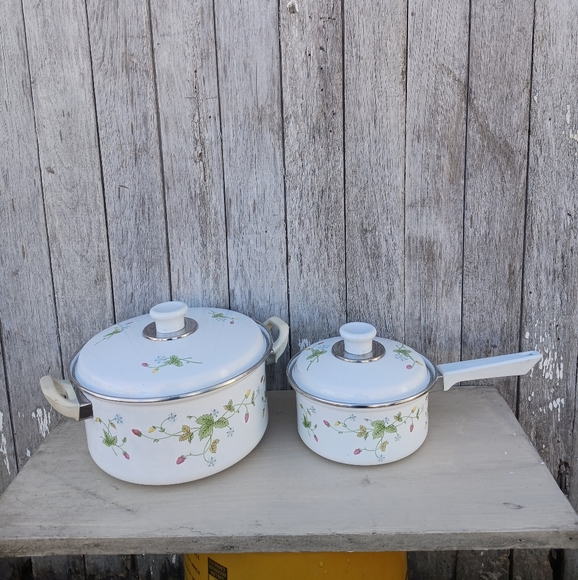 Vintage 80's Enamel Ware Strawberries Set Of 2 Pots With Lids Stockpot/Sauce I - Picture 1 of 10